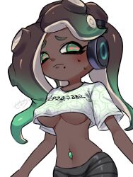 amakusa_setoka black_pants breasts dark-skinned_female dark_skin gradient_hair green_eyes headphones highres marina_(splatoon) multicolored_hair navel navel_piercing nintendo pants piercing shirt short_sleeves simple_background splatoon_(series) splatoon_2 stomach sweat t-shirt underboob white_background