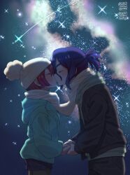 1boy 1girl amate_yuzuriha ariamikukanzaki beanie blue_hair blush closed_eyes colored_inner_hair cowboy_shot gundam gundam_gquuuuuux hat hetero highres holding_hands jacket kiss long_sleeves multicolored_hair night night_sky outdoors pom_pom_(clothes) pom_pom_beanie ponytail profile purple_hair red_eyes red_hair scarf shared_clothes shared_scarf shooting_star short_hair shorts shuji_ito sky star_(sky) two-tone_hair winter_clothes