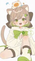 1girl animal animal_ears animal_on_head black_bow blush boots bow bowtie brown_hair bug butterfly cat cat_ears cat_girl cat_tail clover clover_hair_ornament four-leaf_clover green_bow green_bowtie green_eyes green_hair green_shoes hair_bow hair_ornament highres hood hood_down hoodie insect knee_up long_sleeves looking_at_viewer mochimochineko multicolored_hair on_head open_mouth shiratsume_(vrchat) shoes short_hair shorts simple_background sitting smile solo tail teeth twitter_username two-tone_hair vrchat white_background white_hoodie white_shoes