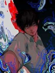 1boy black_hair closed_mouth collared_shirt commentary_request highres hikaru_ga_shinda_natsu korean_commentary looking_at_viewer lying male_focus mole mole_on_cheek mole_under_mouth multiple_moles on_back shirt short_hair short_sleeves solo tsujinaka_yoshiki upper_body whatttttttheff white_shirt