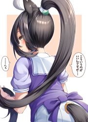 1girl 1koma absurdres ahoge animal_ears black_hair bow clothing_cutout comic commentary from_behind hibiki_(zerocodo) high_ponytail highres horse_ears horse_girl horse_tail long_bangs looking_at_viewer looking_back manhattan_cafe_(umamusume) multicolored_hair nape official_alternate_costume pink_background ponytail puffy_short_sleeves puffy_sleeves purple_bow purple_shirt sailor_collar sailor_shirt school_uniform shirt short_sleeves signature solo speech_bubble summer_uniform tail tail_through_clothes tracen_school_uniform translated two-tone_hair umamusume waist_bow white_hair white_sailor_collar yellow_eyes