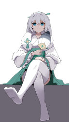 1girl absurdres blue_eyes closed_mouth crossed_legs frilled_sleeves frills fur_collar green_hakama grey_hair hair_between_eyes hakama highres holding honkai_(series) honkai_impact_3rd japanese_clothes kimono long_hair long_sleeves looking_at_viewer marin_liekuriva no_shoes simple_background sitting smile soles solo theresa_apocalypse thighhighs very_long_hair white_background white_kimono white_thighhighs wide_sleeves zhuge_kongming_(honkai_impact)