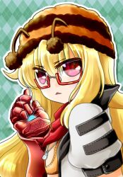 1girl argyle_background armor bee_hat blonde_hair commentary_request expressionless fake_antennae flat_chest gauntlets green_background jumpsuit long_hair looking_at_viewer looking_to_the_side mechanic_(ragnarok_online) open_jumpsuit open_mouth ragnarok_online red_armor red_scarf scarf solo takaha_momo triangle_mouth white_jumpsuit