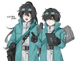 2boys bag bags_under_eyes belt black_gloves black_hair chinese_text closed_eyes devyat&#039;_association_north_uniform double-parted_bangs gloves goggles goggles_on_head hair_between_eyes high_collar high_ponytail highres holding holding_tablet_pc hong_lu_(project_moon) index_finger_raised limbus_company long_hair male_focus multiple_boys pointing ponytail project_moon shoulder_bag smile tablet_pc upper_body very_long_hair waving white_background wuzinan19 yi_sang_(project_moon)