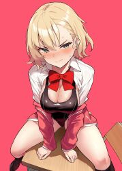 1girl blonde_hair blush bow bowtie breasts cleavage closed_mouth green_eyes highres kekemotsu large_breasts looking_at_viewer original red_background red_bow red_bowtie shirt simple_background sitting solo white_shirt