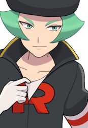 1boy black_hat black_jacket closed_mouth collarbone gloves green_eyes green_hair hand_up hat highres jacket logo male_focus nakikot_t nintendo pokemon pokemon_hgss proton_(pokemon) shirt shirt_tug short_hair simple_background smile solo team_rocket team_rocket_uniform upper_body white_background white_gloves white_shirt