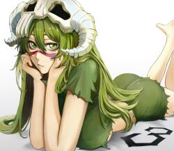 1girl arrancar bare_arms bare_legs barefoot bleach breasts closed_mouth commentary expressionless eyebrows_hidden_by_hair facial_mark foot_out_of_frame gradient_background green_eyes green_hair hair_between_eyes hands_on_own_face head_rest highres large_breasts long_hair looking_at_viewer lying nelliel_tu_odelschwanck on_stomach short_sleeves skull skull_on_head solo torn_clothes torn_sleeves underboob uno_0a