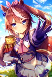 1girl animal_ears ascot black_gloves blue_eyes blue_skirt blue_sky blush bow brown_hair closed_mouth cloud cloudy_sky commentary_request day epaulettes flat_chest gloves hair_between_eyes hair_bow hand_on_own_hip high_ponytail highres horse_ears horse_girl horse_tail long_hair looking_at_viewer middle_w multicolored_hair outdoors pink_ascot pink_bow ponytail simple_background single_epaulette skirt sky smile solo standing streaked_hair tail tokai_teio_(umamusume) two-tone_hair umamusume very_long_hair w white_gloves white_hair xx_momomo_xx