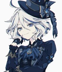 1girl ahoge ascot black_gloves blue_ascot blue_brooch blue_eyes blue_gemstone blue_hair blue_hat blue_jacket closed_mouth commentary_request drop-shaped_pupils furina_(genshin_impact) gem genshin_impact gloves hair_between_eyes hand_up hat heterochromia highres jacket long_hair long_sleeves looking_at_viewer multicolored_hair n_(ng_hrak830) short_hair simple_background smile solo streaked_hair symbol-shaped_pupils top_hat upper_body white_background white_hair