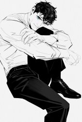 1boy blue_eyes chinese_commentary clark_kent closed_mouth collared_shirt commentary_request crossed_arms dc_comics dress_shoes fingernails foot_out_of_frame greyscale highres hugging_own_leg invisible_chair looking_at_viewer male_focus monochrome pants shirt shirt_tucked_in shoes short_hair short_sideburns sitting smile socks solo superman_(series) white-corner