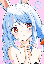 1girl ? animal_ear_fluff animal_ears bare_shoulders black_leotard blue_hair blush braid breasts carrot_hair_ornament cleavage closed_mouth collarbone commentary_request food-themed_hair_ornament hair_ornament hand_up head_tilt highres hololive index_finger_raised kiritoma leotard low_twintails outline pink_background rabbit-shaped_pupils rabbit_ears red_eyes signature simple_background small_breasts solo spoken_question_mark strapless strapless_leotard symbol-shaped_pupils twin_braids twintails upper_body usada_pekora usada_pekora_(1st_costume) white_outline