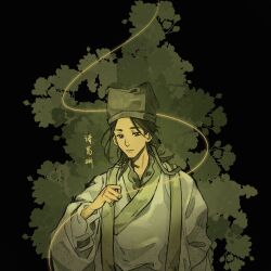 1boy black_background black_eyes black_hair black_hat character_name chinese_clothes chinese_commentary chinese_text closed_mouth coat dao_gui_yi_xian green_theme hand_up hanfu hat hat_ribbon highres jin_(headwear) long_hair long_sleeves looking_at_viewer male_focus ribbon robe solo string tree upper_body white_coat white_hanfu wide_sleeves yuexuaier zhouzi_jin_(headwear) zhuge_yuan
