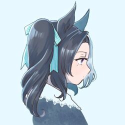 1girl aged_down animal_ears black_hair black_shirt bow child closed_mouth from_side hair_bow horse_ears medium_hair mejiro_ramonu_(umamusume) multicolored_hair panipuri ponytail profile purple_eyes shirt simple_background solo streaked_hair umamusume upper_body white_background