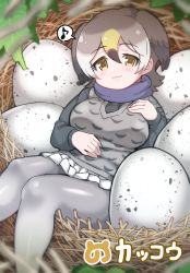 :3 bird_girl bird_wings blonde_hair blush brown_hair commentary_request common_cuckoo_(kemono_friends) egg grey_hair grey_sweater grey_vest hair_between_eyes head_wings highres kemono_friends long_sleeves looking_at_viewer musical_note nest pleated_skirt print_vest purple_neckwear scarf short_hair skirt solo spoken_musical_note sweater tanaka_kusao translated vest white_skirt wings yellow_eyes