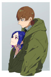 1boy artist_name blue_hair border brown_hair green_eyes green_jacket grey_background gundam gundam_gquuuuuux highres jacket kinkokin_(haikinkinhai) male_focus mole mole_under_mouth multicolored_hair profile purple_hair red_eyes shared_clothes shared_jacket short_hair shuji_ito simple_background smile twitter_username two-tone_hair upper_body white_border xavier_olivette