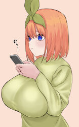 1girl absurdres blue_eyes breasts closed_mouth commentary_request go-toubun_no_hanayome green_hairband green_shirt hairband highres holding holding_phone large_breasts long_sleeves marimo_625 nakano_yotsuba orange_background orange_hair phone pout shirt short_hair simple_background solo sound_effects upper_body