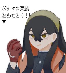 1girl black_hair carmine_(pokemon) closed_mouth colored_inner_hair commentary_request crossed_bangs eyelashes gloves hair_between_eyes hairband holding holding_poke_ball long_hair long_sleeves maple_(mnwv8255) mole mole_under_eye multicolored_hair nintendo poke_ball poke_ball_(basic) pokemon pokemon_sv red_gloves red_hair smile solo translation_request two-tone_hair upper_body white_background yellow_eyes yellow_hairband