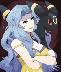 1girl artist_name bare_arms bare_shoulders black_eyes black_fur blue_eyes blue_hair breasts camisole cleavage colored_sclera creatures_(company) crop_top crossed_arms facial_mark forehead_mark game_freak gen_2_pokemon grin highres karen_(pokemon) large_breasts long_hair midriff navel nintendo parted_bangs platinum_ami pokemon pokemon_(creature) pokemon_hgss red_sclera smile spaghetti_strap tail two-tone_fur umbreon upper_body wavy_hair yellow_camisole yellow_fur