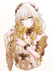 1girl aglaea_(honkai:_star_rail) alternate_hair_length alternate_hairstyle blonde_hair bracelet breast_tattoo breasts collarbone commentary flower green_eyes hair_flower hair_ornament head_wreath highres honkai:_star_rail honkai_(series) jewelry laurel_crown long_hair medium_breasts nail_polish no_pupils pochimaru_(marumaru_wanwan) ring simple_background smile solo tattoo upper_body white_background white_flower yellow_nails