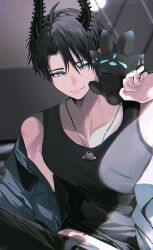 1boy bare_shoulders black_hair black_tank_top blue_eyes collarbone creature creature_on_shoulder curtained_hair dow_suitable grin highres horns jewelry male_focus midriff_peek necklace nijisanji nijisanji_en on_shoulder ren_zotto sitting smile solo tank_top virtual_youtuber
