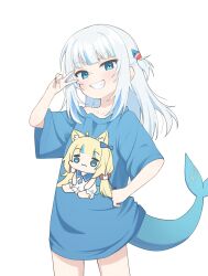 1girl alternate_costume blue_eyes blue_hair blue_nails blue_shirt blunt_bangs character_print clenched_teeth cowboy_shot fins fish_tail gawr_gura grey_hair grin hair_ornament hand_on_own_hip hand_up hands_on_own_hips highres hololive hololive_english indie_virtual_youtuber long_hair looking_at_viewer multicolored_hair nail_polish oversized_clothes oversized_shirt sameko_saba shark_girl shark_tail sharp_teeth shirt short_sleeves simple_background smile solo streaked_hair t-shirt tail teeth two_side_up ugaaaa1 v v_over_eye virtual_youtuber voice_actor_connection white_background white_hair