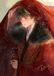 1boy absurdres artist_name blush bottle breath brown_eyes brown_hair chinese_clothes chinese_commentary coat dao_mu_bi_ji dated fur-trimmed_coat fur_trim hair_ornament hand_up hanfu highres holding holding_bottle liumumumumumu long_sleeves male_focus official_alternate_costume open_clothes open_coat outdoors parted_lips red_coat red_hanfu red_veil robe short_hair signature snowing solo upper_body veil veil_lift wide_sleeves wu_xie_(daomu_biji)
