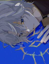 1boy black_choker black_shirt blood blood_from_mouth bloody_tears blue_background blue_eyes choker commentary_request highres honkai:_star_rail honkai_(series) korean_commentary kummerspeckv male_focus neck_tattoo parted_bangs phainon_(honkai:_star_rail) shirt short_hair simple_background solo sun_symbol sun_tattoo tan tattoo white_hair yellow_blood