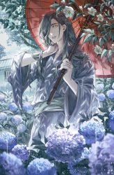 1boy absurdres black_kimono blue_flower camellia cowboy_shot dark_green_hair flower green_eyes green_sash hair_behind_ear hair_over_one_eye hand_on_own_neck highres holding holding_umbrella hydrangea japanese_clothes kimono leaf_print long_hair male_focus nikkari_aoe oil-paper_umbrella parted_lips purple_flower rain sash solo touken_ranbu tree tsukimiya_akira umbrella white_flower yukata