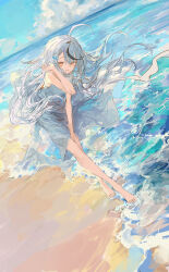 1girl absurdres ahoge barefoot beach black_hair commentary dress full_body grey_hair hair_ornament highres ichika_(ichika87) leaning_forward long_hair looking_at_viewer multicolored_hair ocean outdoors sbi_e-sports shunsui_rei smile solo streaked_hair symbol-only_commentary virtual_youtuber waves white_dress x_hair_ornament yellow_eyes