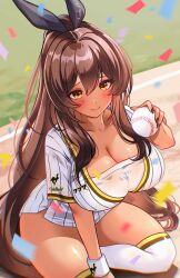 1girl ball baseball baseball_(object) baseball_jersey baseball_uniform blush breasts brown_hair closed_mouth commentary dark-skinned_female dark_skin english_commentary goddess_of_victory:_nikke hair_between_eyes highres holding holding_ball jersey large_breasts long_hair looking_at_viewer nekoponart noir_(baseball_cheerleader)_(nikke) noir_(nikke) official_alternate_costume ponytail shirt short_sleeves smile solo sportswear very_long_hair white_shirt yellow_eyes