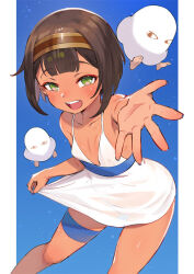 1girl :d astarte_(surio) bare_arms bare_shoulders blue_background blush breasts brown_hair chinese_commentary commentary_request dark-skinned_female dark_skin dress green_eyes hairband lady_and_the_papyrus looking_at_viewer medium_hair open_mouth second-party_source simple_background small_breasts smile solo sundress teeth ter_(otokoter) thigh_strap upper_teeth_only white_dress