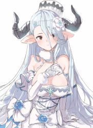 1girl bare_shoulders blue_flower blue_rose blush breasts brown_eyes cleavage curled_horns draph dress elbow_gloves eyes_visible_through_hair female_focus flower fur-trimmed_gloves fur_trim gloves granblue_fantasy hair_between_eyes hair_over_one_eye hat highres horns izmir large_breasts long_hair looking_at_viewer mini_hat parted_lips pointy_ears ripu_(lipi) rose silver_hair simple_background solo very_long_hair white_background white_dress white_flower white_gloves white_hat