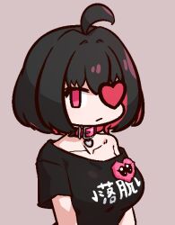 1girl ahoge alternate_color alternate_costume alternate_hair_color belt belt_collar black_hair black_shirt bob_cut breasts choker closed_mouth clothes_writing collar collarbone colored_inner_hair commentary english_commentary expressionless eyepatch heart heart-shaped_ornament heart_collar heart_eyepatch idolmaster idolmaster_cinderella_girls idolmaster_cinderella_girls_starlight_stage large_breasts liveactors looking_at_viewer medium_hair multicolored_hair off-shoulder_shirt off_shoulder pink_belt pink_choker pink_collar pink_eyes print_shirt purple_background red_hair shirt short_sleeves simple_background single_bare_shoulder solo t-shirt translation_request two-tone_hair upper_body yumemi_riamu