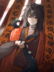 1boy bandaged_arm bandaged_neck bandages black_eyes black_hair black_hanfu blood blood_on_arm blood_on_neck bloody_bandages calligraphy chinese_clothes chinese_commentary chinese_text closed_mouth coat creature dao_gui_yi_xian eyeball fai_chun hair_between_eyes hair_bun half_updo hanfu highres holding holding_tentacle ink li_huowang li_sui_(tentacles) long_hair long_sleeves looking_at_viewer male_focus open_clothes open_coat red_coat robe shigelaogutoukongle single_hair_bun slime_(substance) smile solo tentacles tentacles_under_clothes upper_body