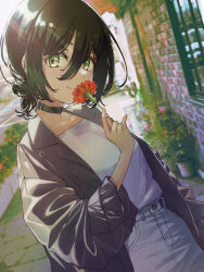 1girl absurdres black_choker black_hair black_jacket building chainsaw_man choker closed_mouth flower green_eyes hair_between_eyes hair_bun highres holding holding_flower jacket light_smile looking_at_viewer outdoors red_flower reze_(chainsaw_man) shine_kyou shirt solo white_shirt