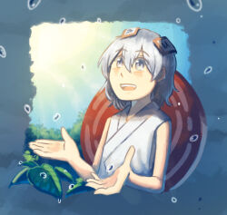 1other androgynous bare_arms bare_shoulders blue_border blue_sky border celeritas_lumen commentary cropped_torso day english_commentary grey_eyes grey_hair japanese_clothes kimono leaf len&#039;en light_blush light_rays looking_at_viewer medium_hair ofuda ofuda_on_head open_mouth other_focus outdoors outside_border outstretched_hand rain shell sky sleeveless sleeveless_kimono smile solo sun sunlight teeth tree upper_teeth_only upturned_eyes white_kimono yamanoskk