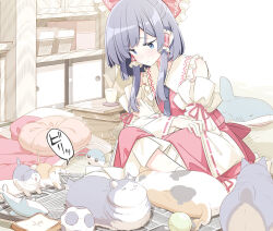&gt;_&lt; 1girl ball black_hair blue_eyes bow calico cat commentary_request cushion detached_sleeves frilled_bow frilled_hair_tubes frills hair_bow hair_tubes hakurei_reimu kitten long_hair newspaper red_bow red_skirt ribbon-trimmed_sleeves ribbon_trim sakuraba_yuuki sitting skirt skirt_set solo tennis_ball touhou translation_request