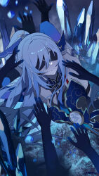 1girl absurdres ai_dongdong armpits arms_behind_head black_blindfold blindfold blue_dress china_dress chinese_clothes closed_mouth dress facing_viewer grey_hair hair_spread_out highres honkai:_star_rail honkai_(series) jingliu_(honkai:_star_rail) long_hair ponytail very_long_hair