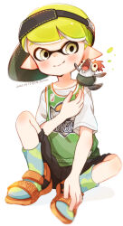 1boy arm_up basketball_jersey black_hat black_shorts blush commentary_request dated dot_nose far_tarooo full_body green_eyes green_hair hand_on_own_foot hat highres inkling inkling_boy inkling_player_character layered_clothes looking_at_another looking_to_the_side male_focus nintendo on_shoulder orange_shoes pointy_ears red_hair sandals shirt shoes short_hair short_sleeves shorts sitting smallfry_(splatoon) smile socks solo splatoon_(series) twitter_username visor_cap white_background white_shirt