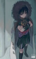 1boy armor black_boots black_eyes black_hair black_shirt black_shorts black_sleeves blunt_ends boots bright_pupils closed_mouth cmpsnoki coat coat_on_shoulders crossed_arms expressionless eyeliner eyeshadow fatui_coat fatui_logo fingernails fur-trimmed_hood fur_trim genshin_impact gold hakama hakama_shorts hand_on_own_arm highres hood hood_up japanese_armor japanese_clothes jewelry knee_boots kote kurokote lace-up_boots lapels looking_to_the_side makeup male_focus mitsudomoe_(shape) neck_ring o-ring open_clothes open_coat pleated_shorts purple_rope purple_sash red_eyeliner red_eyeshadow red_sash rope sash scaramouche_(genshin_impact) shimenawa shirt shorts solo standing three_quarter_view tomoe_(symbol) tsurime twitter_username watermark white_coat white_hood white_pupils white_rope wispy_bangs