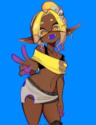 1girl blonde_hair breasts colored_extremities curtained_hair dark-skinned_female dark_skin earrings fangs frye_(splatoon) frye_(splatoon_raiders) highres inkling jewelry medium_hair navel nintendo open_mouth pointy_ears short_eyebrows short_shorts shorts smile solo splatoon_(series) splatoon_raiders sports_bra tentacle_hair tripledip v yellow_eyes
