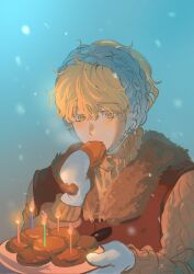 1boy alien_stage birthday blonde_hair blue_background brown_sweater brown_vest candle commentary_request eating food food_in_mouth food_request fur-trimmed_vest fur_trim highres holding holding_food korean_commentary long_sleeves looking_down luka_(alien_stage) male_focus mittens official_alternate_costume short_hair snowing solo sweater to_byss upper_body very_short_hair vest white_headdress white_mittens winter_clothes yellow_eyes
