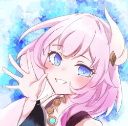 1girl absurdres blue_background blue_eyes ccom249809 coat commentary_request cyrene_(honkai:_star_rail) hair_ornament highres honkai:_star_rail honkai_(series) jewelry medium_hair multicolored_hair necklace pink_hair pink_pupils purple_coat smile solo two-tone_hair upper_body waving_hands white_hair