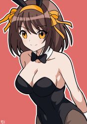 1girl animal_ears arms_behind_back bare_shoulders black_bow black_bowtie black_leotard bow bowtie breasts brown_eyes brown_hair brown_pantyhose cleavage closed_mouth collarbone detached_collar hairband highres leotard medium_breasts official_alternate_costume orange_hairband pantyhose playboy_bunny rabbit_ears red_background simple_background smile solo suzumiya_haruhi suzumiya_haruhi_no_yuuutsu upper_body yuiyu_ki