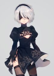 1girl 2b_(nier:automata) arms_at_sides black_hairband black_mask breasts brown_thighhighs cleavage_cutout closed_mouth clothing_cutout commentary_request cowboy_shot dress eye_mask facing_viewer grey_background hairband highres juliet_sleeves lips long_sleeves mole mole_under_mouth momiji_shiori nier:automata nier_(series) puffy_sleeves short_dress short_hair side_slit simple_background small_breasts solo thighhighs turtleneck turtleneck_dress two-sided_dress two-sided_fabric white_hair