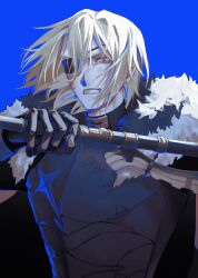 1boy 24mrrrrr absurdres areadbhar_(fire_emblem) armor black_armor black_fur blonde_hair blue_background blue_eyes breastplate cape clenched_teeth dimitri_alexandre_blaiddyd dimitri_alexandre_blaiddyd_(timeskip) eyepatch fire_emblem fire_emblem:_three_houses floating_hair fur_trim hair_between_eyes highres holding holding_polearm holding_weapon male_focus nintendo one_eye_covered polearm sanpaku simple_background solo teeth upper_body weapon white_fur