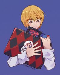 1boy blonde_hair blue_tabard bow closed_mouth highres holding holding_suitcase hunter_x_hunter kurapika long_sleeves looking_at_viewer male_focus penguinkura purple_background red_bow shirt short_hair simple_background solo suitcase tabard upper_body white_shirt