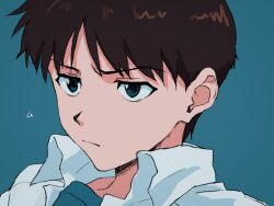 1boy :/ blue_background blue_eyes blue_shirt brown_hair closed_mouth collared_shirt frown glaring highres ikari_shinji kura_rart male_focus neon_genesis_evangelion open_collar sanpaku shirt short_hair simple_background solo upper_body white_shirt wing_collar