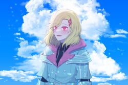 Rule 34 | 1other, antenna hair, blonde hair, blue sky, cloud, coat, ganbin, gnosia, hair between eyes, hair ornament, hairclip, highres, looking at viewer, other focus, red eyes, setsu (gnosia), short hair, sky, smile, solo, turtleneck, upper body