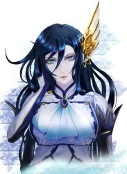 1girl ascot black_hair blue_ascot blue_eyes brunhilde_(shuumatsu_no_valkyrie) dress elbow_gloves gloves hair_between_eyes hair_ornament hand_on_own_face highres long_hair looking_at_viewer shuumatsu_no_valkyrie simple_background smile solo valkyrie white_dress wing_hair_ornament yuuma_(yu_ma41)